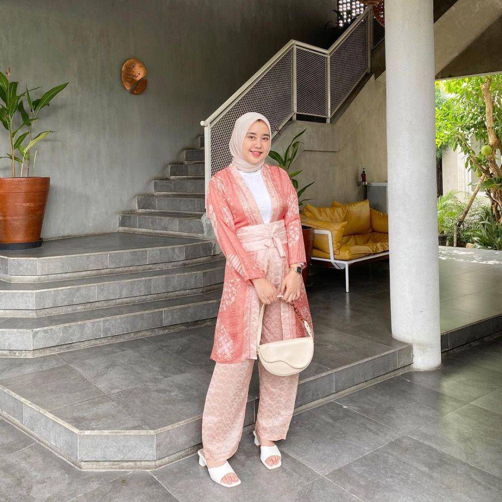 Outfit kondangan batik. (instagram.com/meilanindraa)