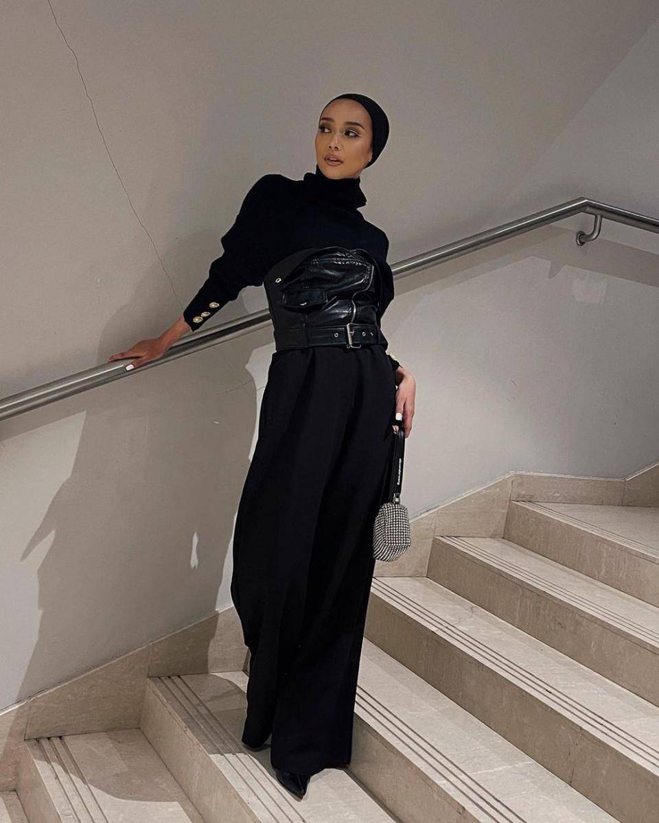 busana serba hitam ala selebgram Vira Tandia (instagram.com/viratandia)