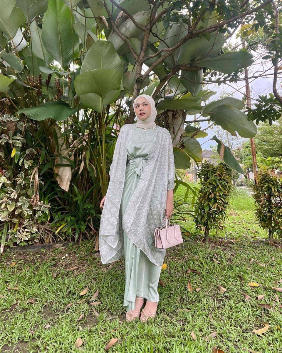 Outfit kondangan batik. (instagram.com/alfisrg)