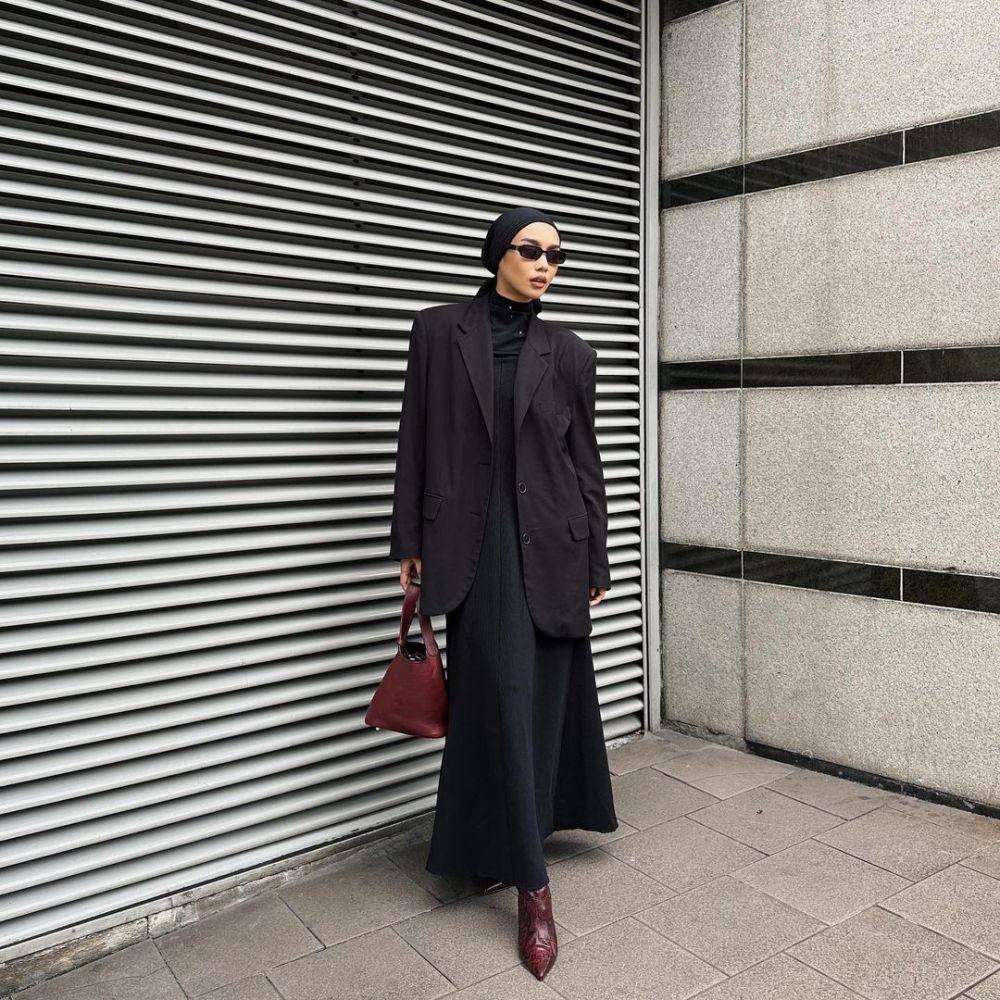 busana serba hitam ala selebgram Vira Tandia (instagram.com/viratandia)
