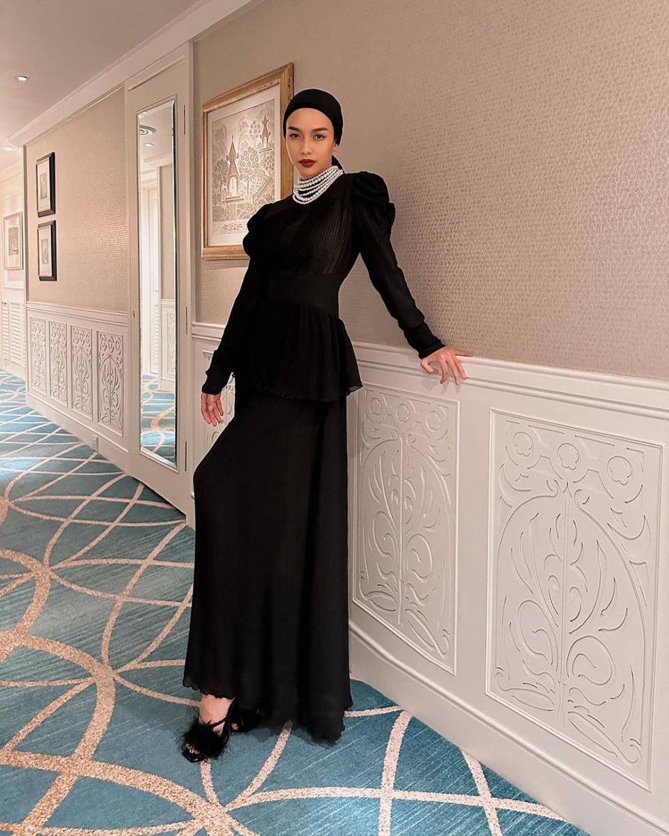 busana serba hitam ala selebgram Vira Tandia (instagram.com/viratandia)