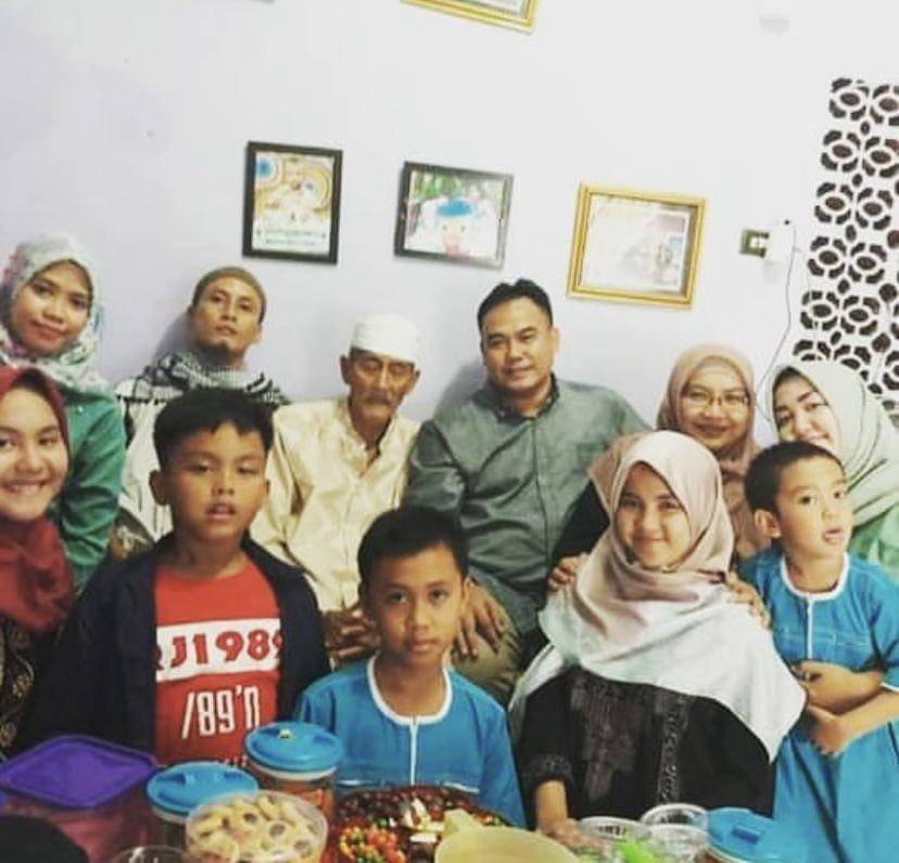 potret kenangan Taufik Lala dan keluarganya (Instagram.com/lalataufik)