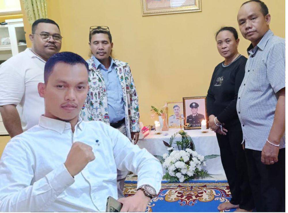 Kedua orangtua Brigadir Dua Ignatius Dwi Frisco Sirage, Y Pandi dan Inosensia Antonia Taricas meminta keadilan atas kematian anaknya, Rabu (26/7/2023). Foto Jelani Christo
