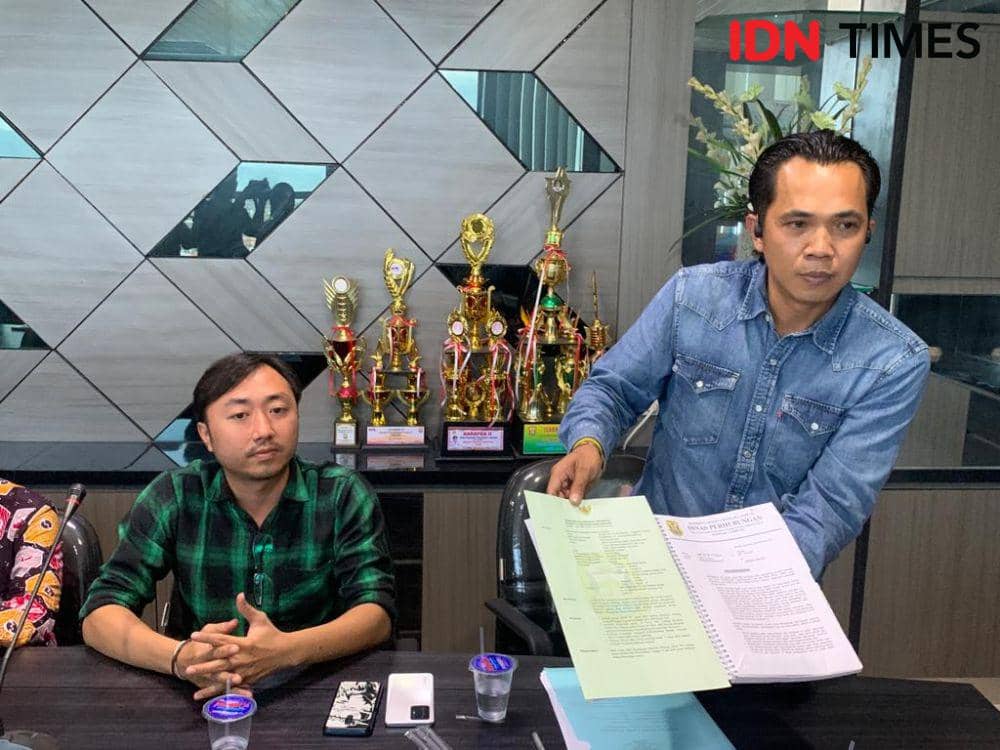 Pihak Angle’s Wing menunjukan surat izin beroperasi. (IDN Times/Rohmah Mustaurida)