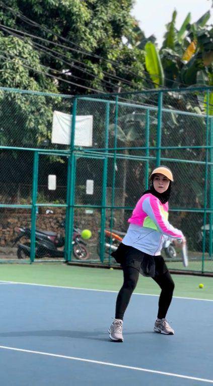 potret Irish Bella berlatih tenis (instagram.com/_irishbella_)