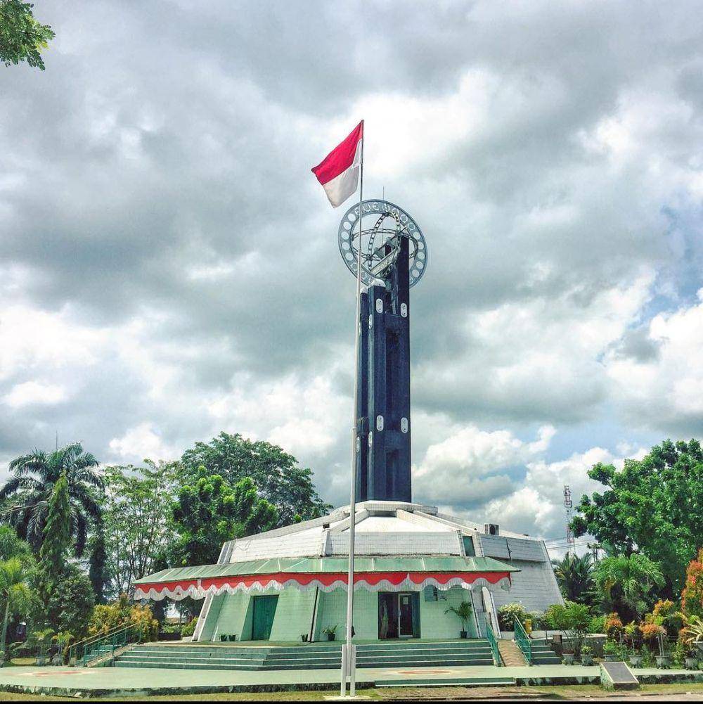 Tugu Khatulistiwa (instagram.com/pergidulu)