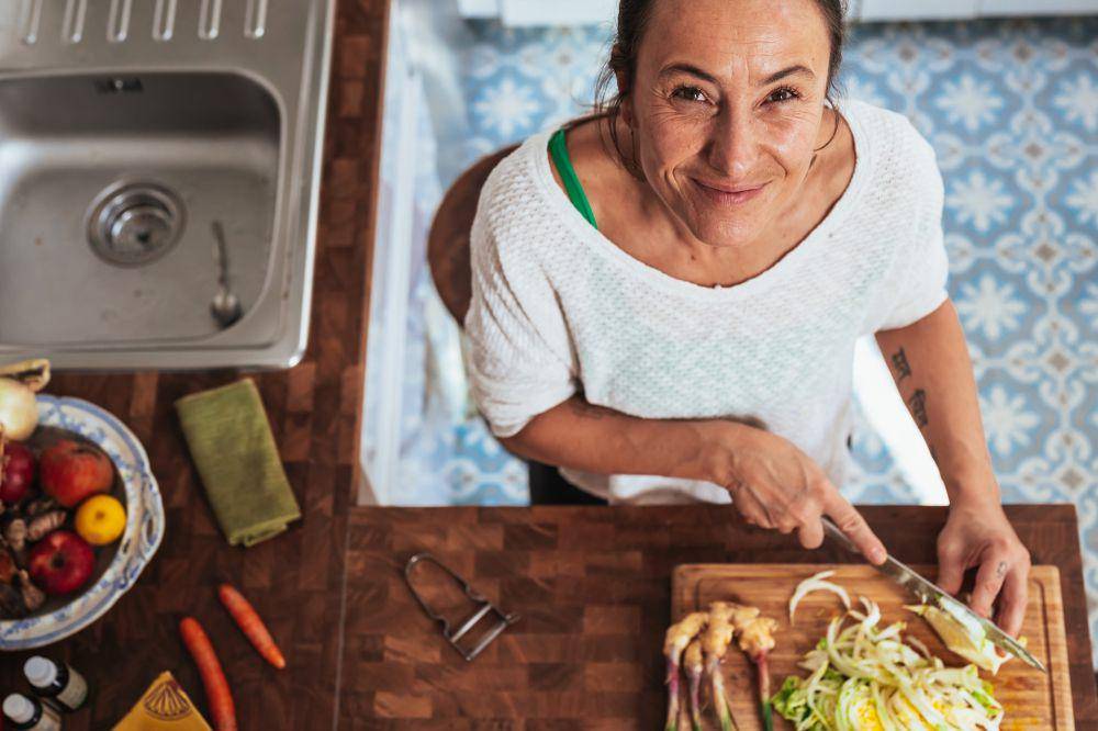 ilustrasi ibu memasak makanan (unsplash.com/Conscious Design)