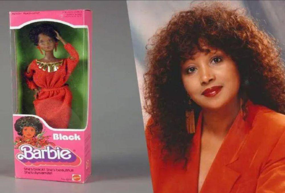 Kiri: Black Barbie pertama rilis tahun 1979-1980. Kanan: Kitty Black-Perkins, pencipta Black Barbie pertama (republicworld.com)