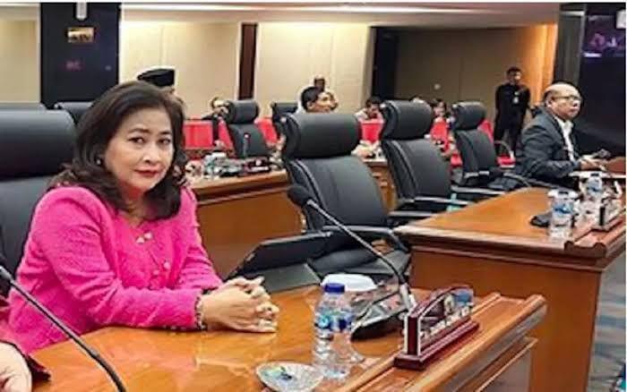 Cinta Mega Dipecat PDIP, Masih Terima Gaji di DPRD DKI?