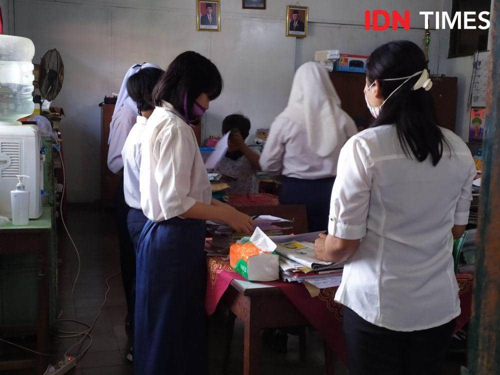 Ilustrasi siswa SMP. (IDN Times/Siti Umaiyah)