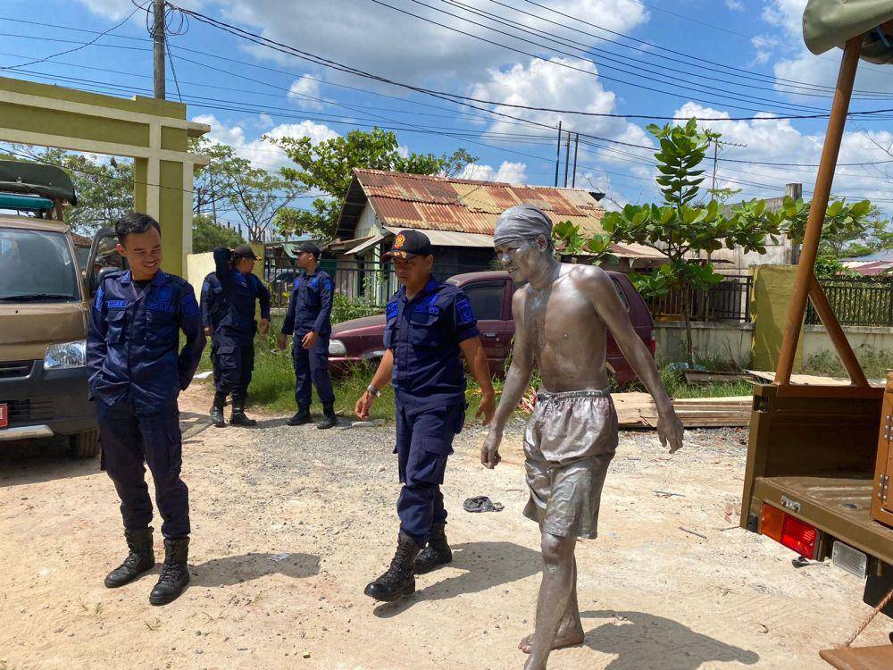 Manusia silver ditertibkan Satpol PP Kota Banjarmasin.