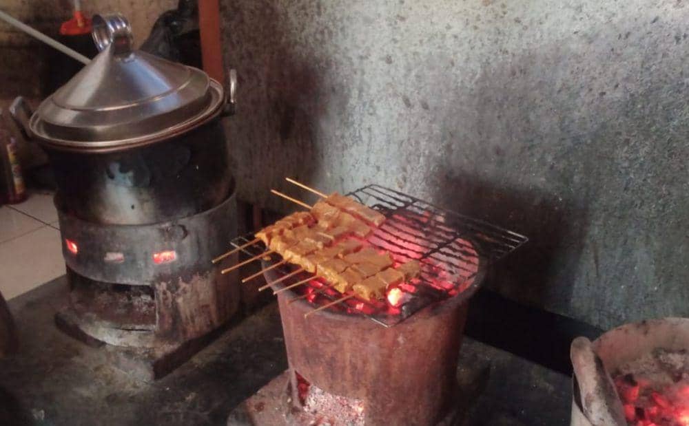 Takut Elpiji, Warung Nasi Campur di Malang Puluhan Tahun Pakai Arang