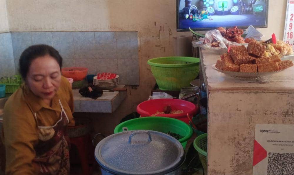 Titik saat mempersiapkan menu di Warung Arema. (IDN Times/Rizal Adhi Pratama)