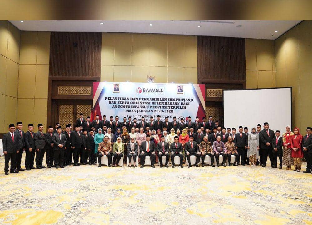 Pelantikan anggota Bawaslu se-Indonesia terpilih periode 2023-2028. (Instagram/@bawasluri).