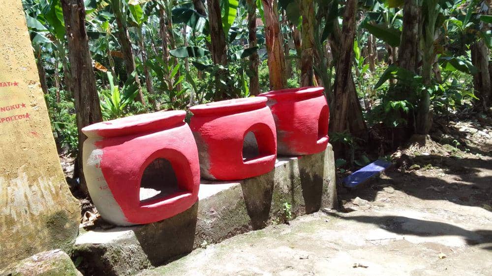 Proses pewarnaan tungku kayu. (FOTO: IDN Times/ Agung Sedana)