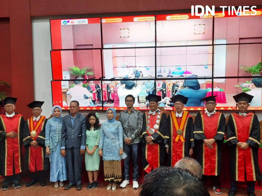 Nitaria Angkasa, penyandang gelar doktor pertama Ilmu Hukum bidang Birokrasi Desa Universitas Lampung (Unila). (IDN Times/Tama Yudha Wiguna).
