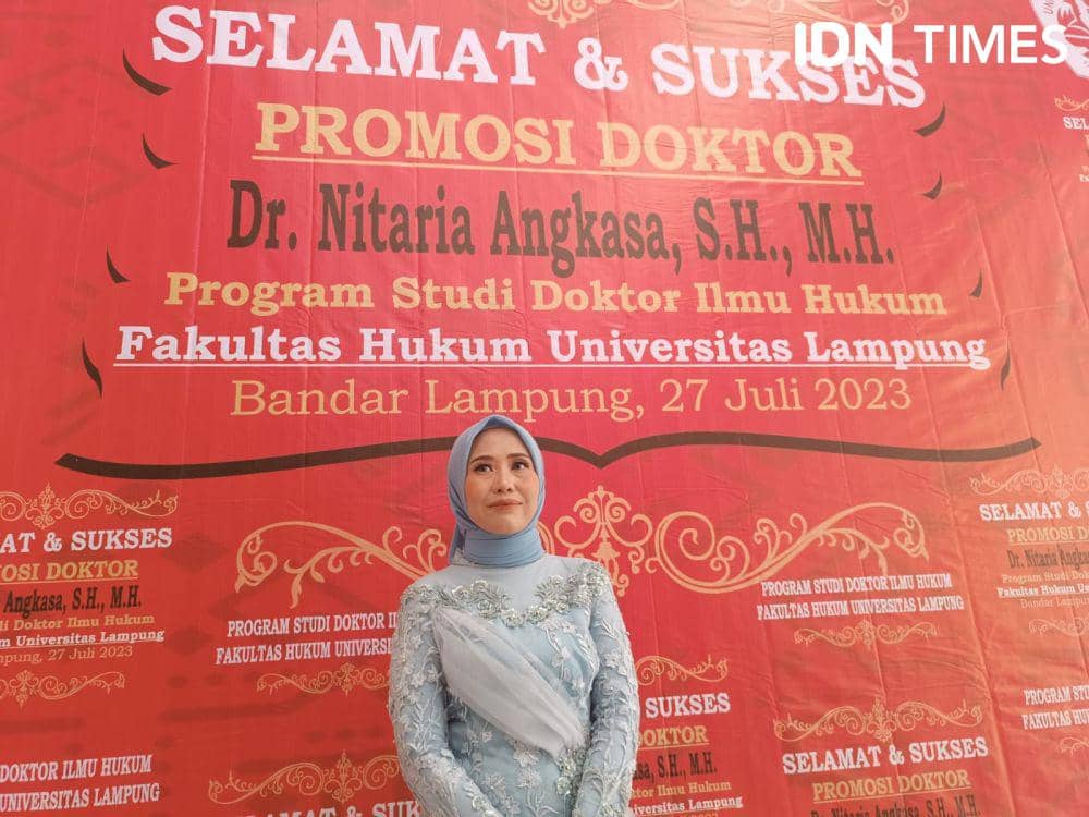 [WANSUS] Nitaria, Doktor Pertama Ilmu Hukum Bidang Birokrasi Desa Unila