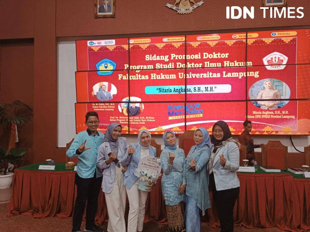 Nitaria Angkasa, penyandang gelar doktor pertama Ilmu Hukum bidang Birokrasi Desa Universitas Lampung (Unila). (IDN Times/Tama Yudha Wiguna).