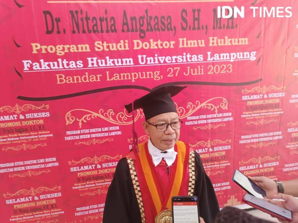 Sekretaris Penguji disertai Doktor Nitaria Angkasa, Prof Muhammad Akib . (IDN Times/Tama Yudha Wiguna).