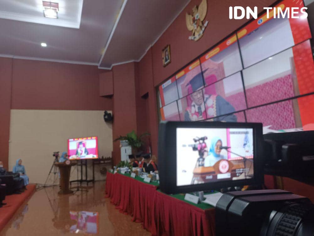 Nitaria Angkasa, penyandang gelar doktor pertama Ilmu Hukum bidang Birokrasi Desa Universitas Lampung (Unila). (IDN Times/Tama Yudha Wiguna).