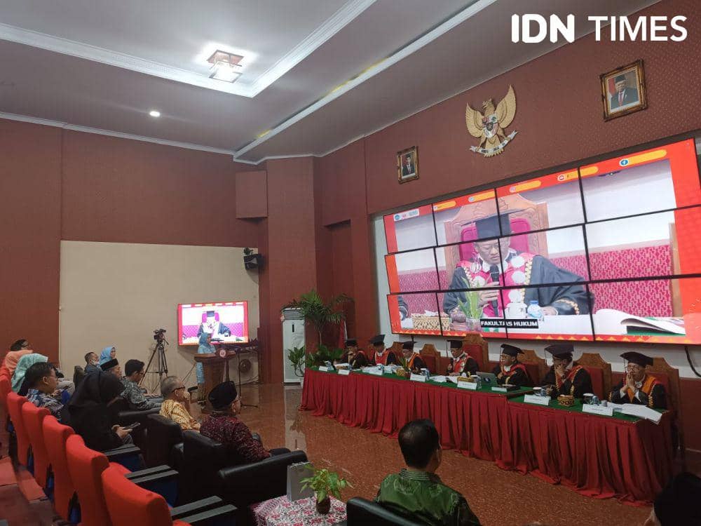 Nitaria Angkasa, penyandang gelar doktor pertama Ilmu Hukum bidang Birokrasi Desa Universitas Lampung (Unila). (IDN Times/Tama Yudha Wiguna).