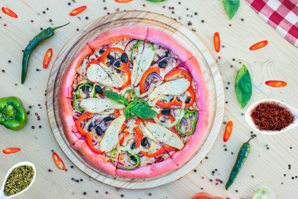 ilustrasi piza bernuansa pink (pexels.com/Andy Kuzma)