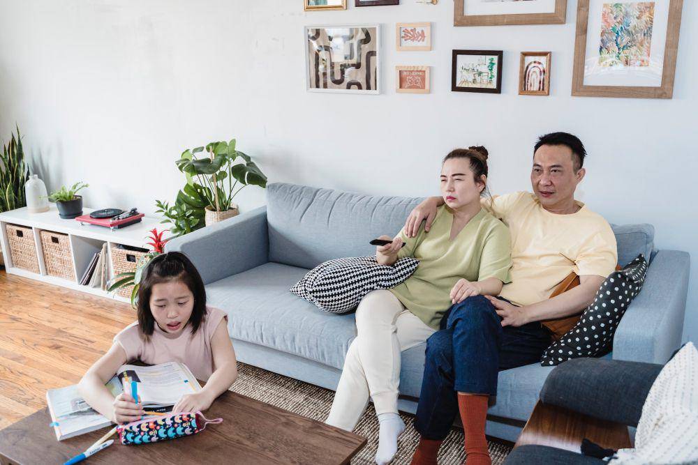 ilustrasi keluarga di rumah (pexels.com/Annushka Ahuja)