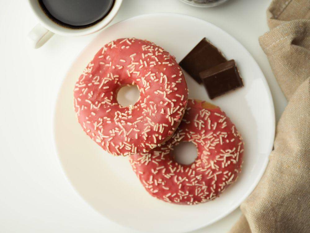 ilustrasi donat di atas piring (pexels.com/Mateusz Feliksik)