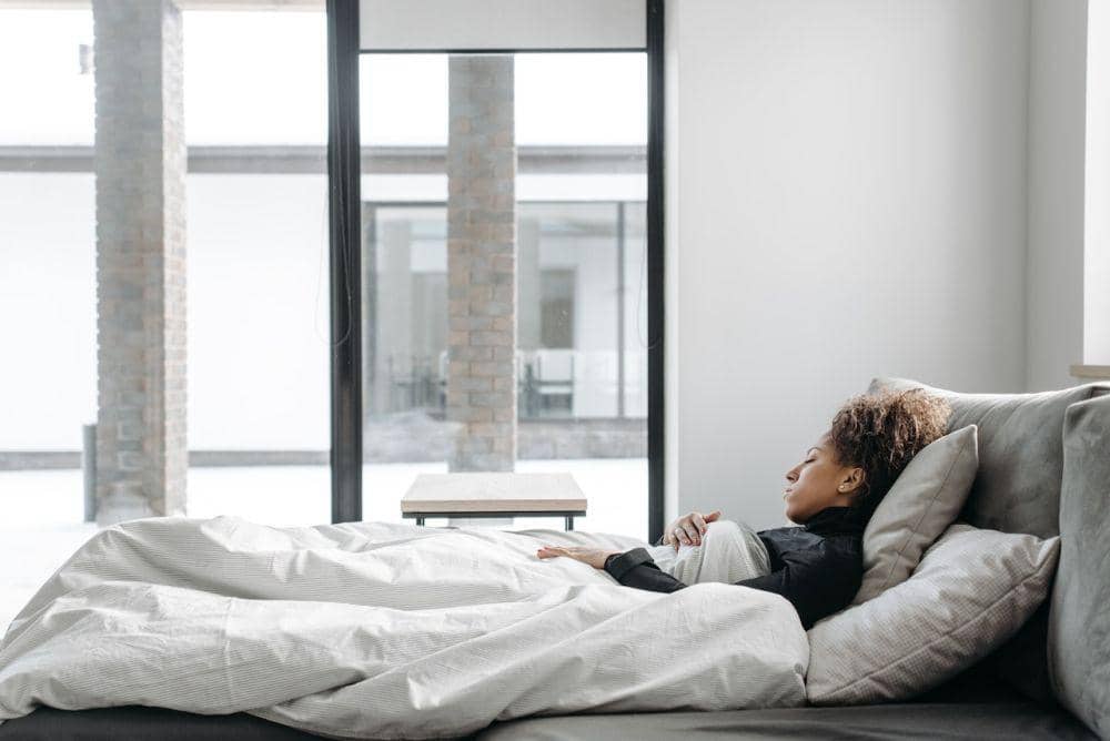 ilustrasi beristirahat di rumah (pexels.com/Pavel Danilyuk)