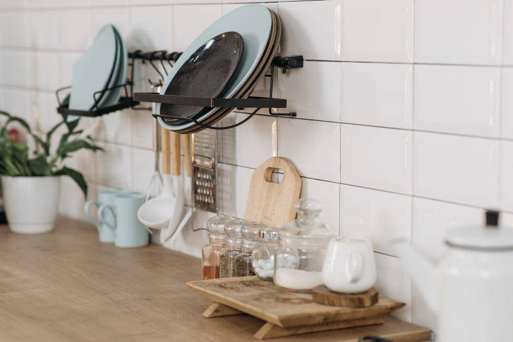 ilustrasi menata peralatan dapur (pexels.com/Pavel Danilyuk)