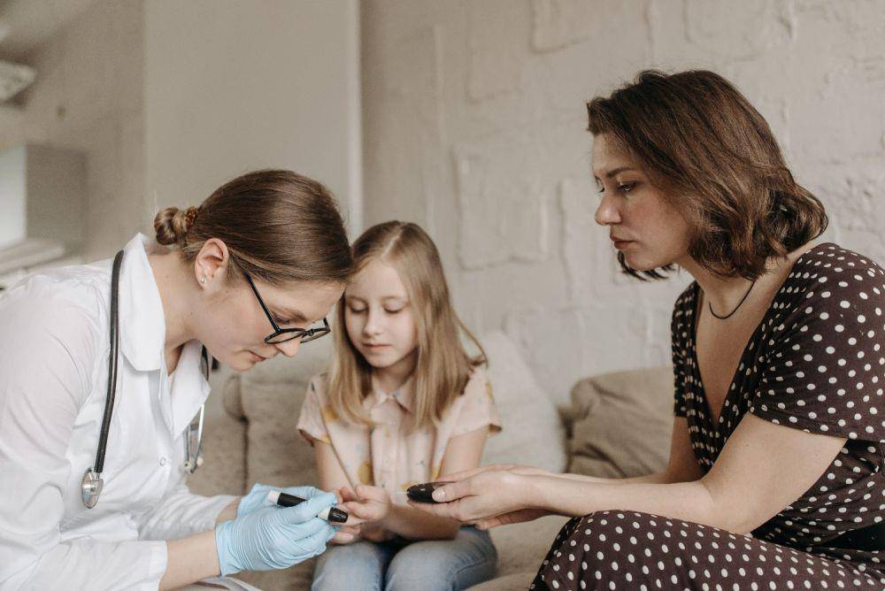 ilustrasi dokter sedang memeriksa anak (pexels.com/Pavel Danilyuk)