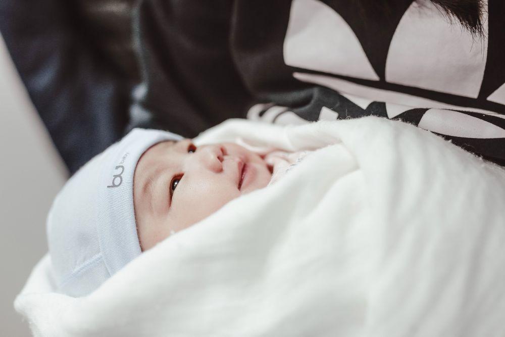 Apakah Membedong Menyebabkan Kaki O dan X pada Bayi?