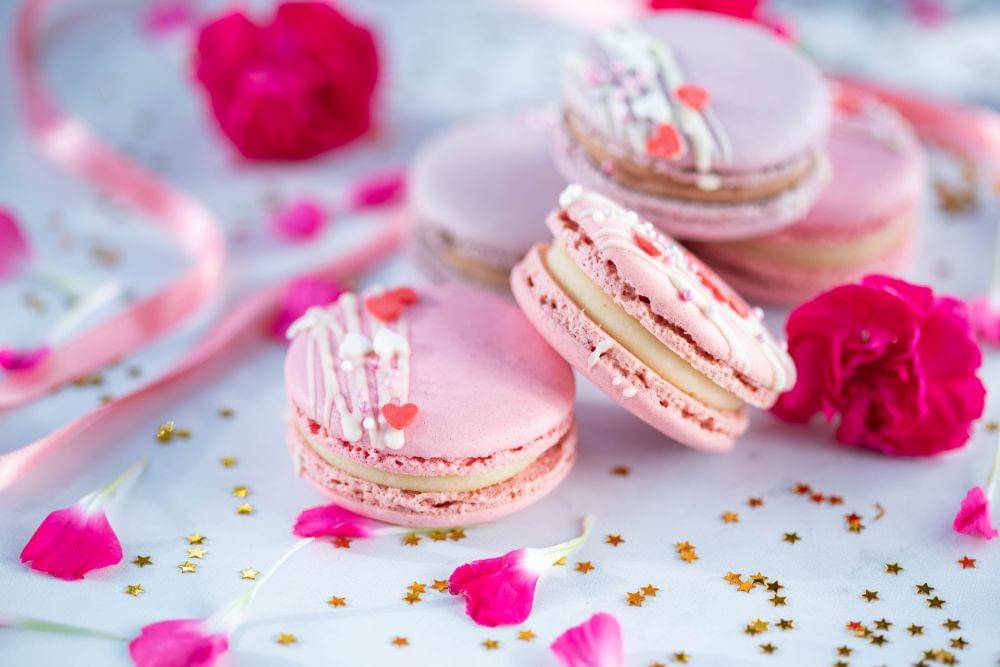 ilustrasi pink macaroons (pexels.com/Valeria Boltneva)