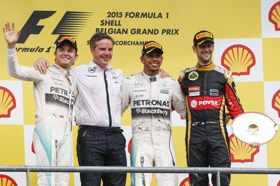 Nico Rosberg (kiri), Lewis Hamilton (kedua dari kanan), dan Romain Grosjean (kanan) (fia.com)