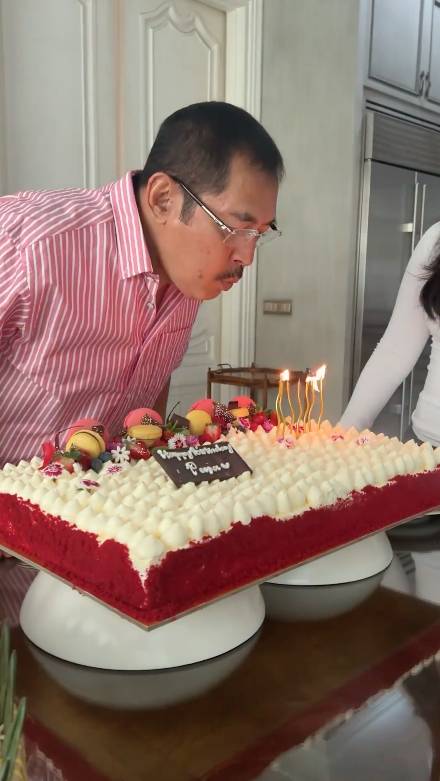 potret Bambang Trihatmodjo meniup kue ulang tahun (instagram.com/mayangsari_official)