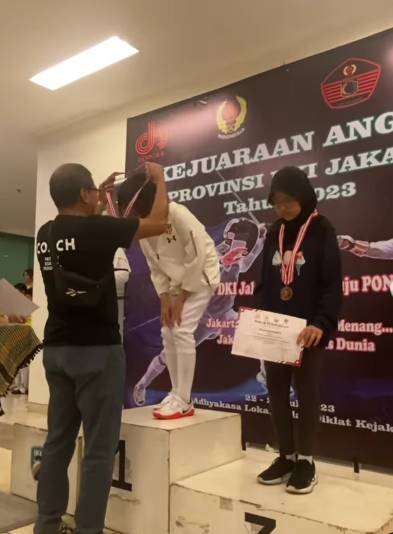 momen anak Baim dan Artika Sari Devi juara olahraga anggar (instagram.com/baimguitar)