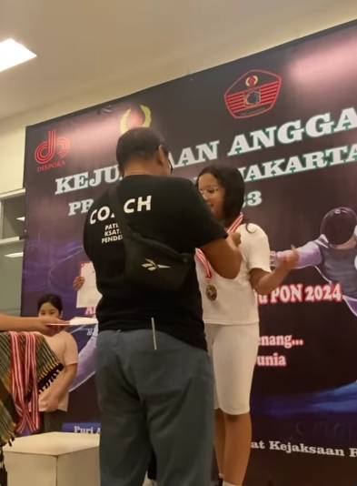 momen anak Baim dan Artika Sari Devi juara olahraga anggar (instagram.com/baimguitar)