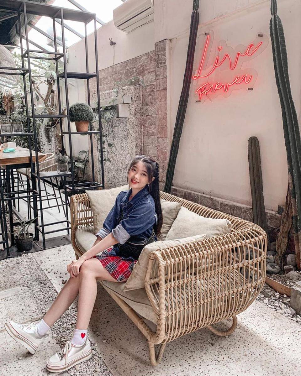 mini skirt ala Fiony JKT48 (instagram.com/jkt48.fiony/)