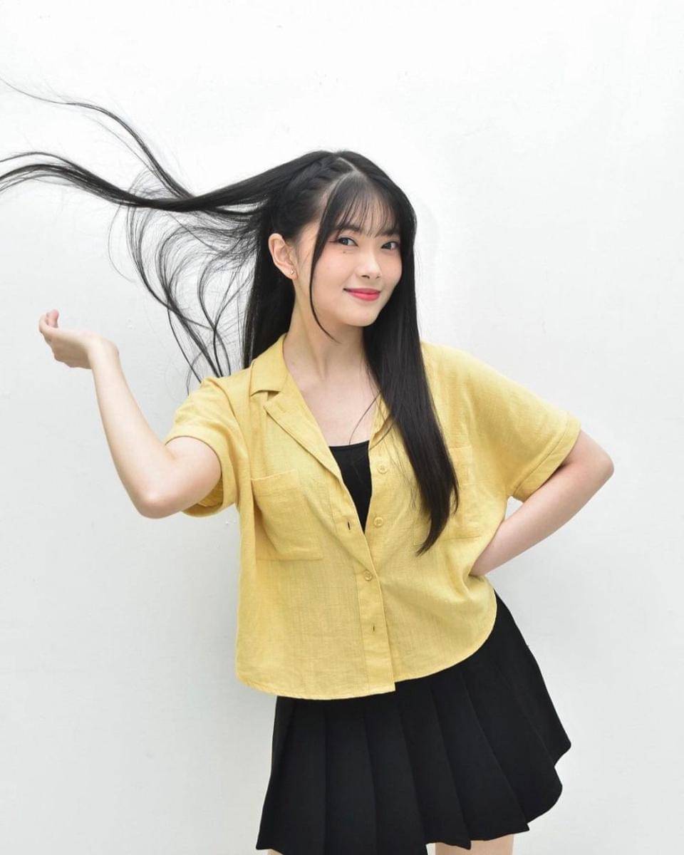 mini skirt ala Fiony JKT48 (instagram.com/jkt48.fiony/)