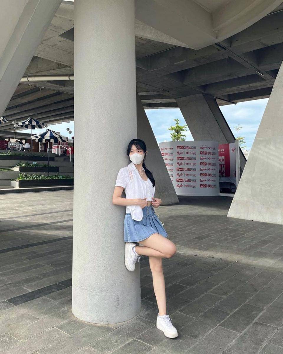 mini skirt ala Fiony JKT48 (instagram.com/jkt48.fiony/)