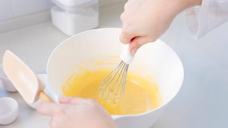 kocok telur dan gula (freepik.com/freepik)