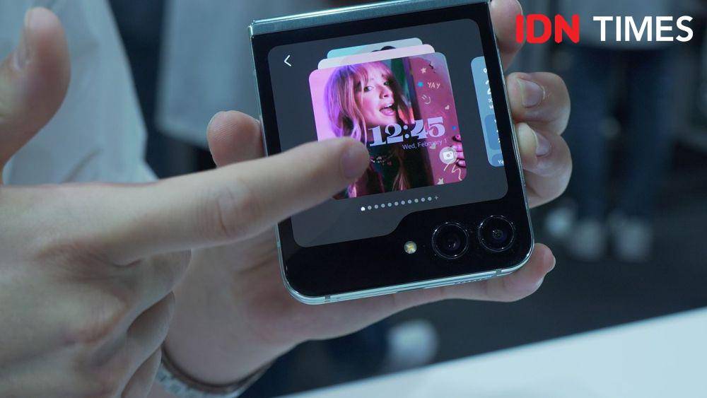 Samsung Galaxy Z Flip5. (IDN Times/Vadhia Lidyana)