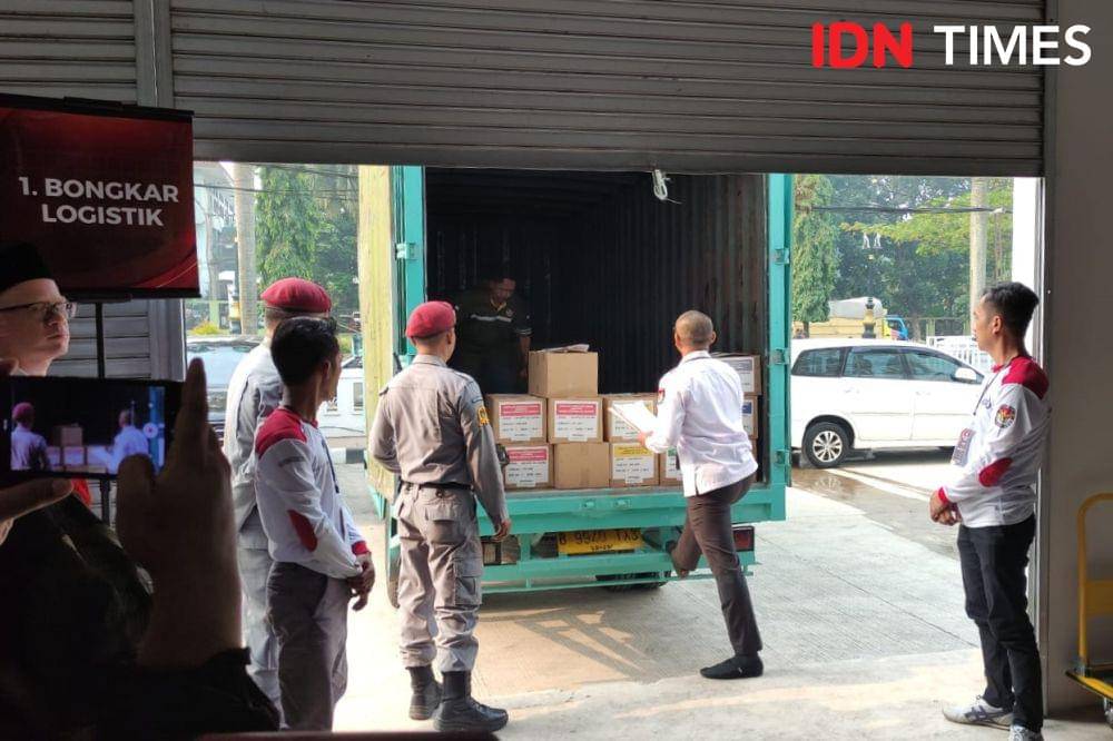 KPU RI menggelar simulasi pengiriman logistik Pemilu 2024 di Kantor KPU Kabupaten Bogor, Cibinong, Jawa Barat. (IDN Times/Yosafat Diva Bayu Wisesa)