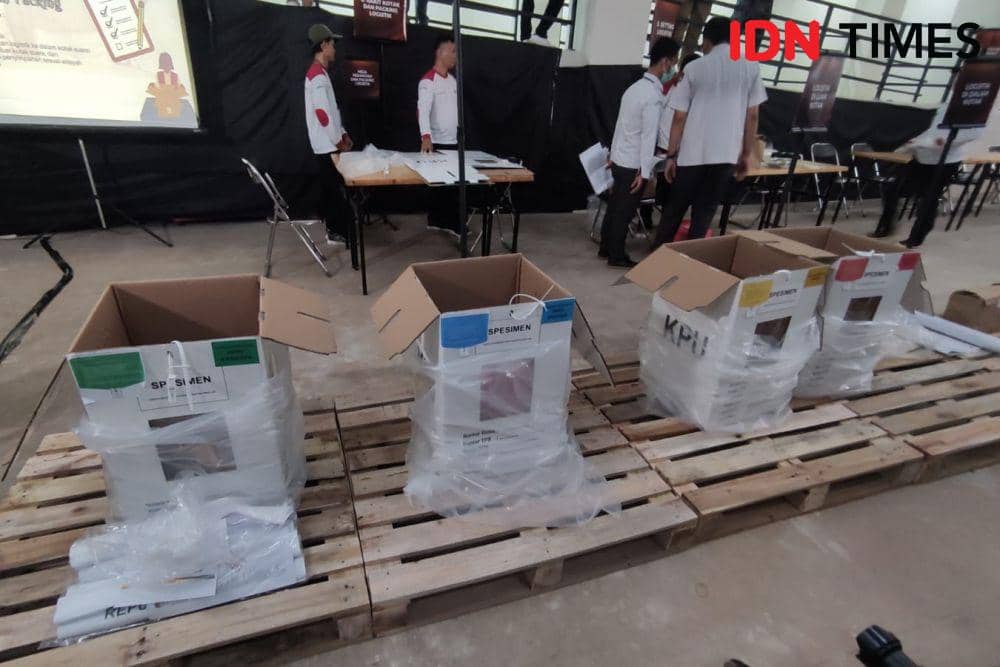 KPU RI menggelar simulasi pengiriman logistik Pemilu 2024 di Kantor KPU Kabupaten Bogor, Cibinong, Jawa Barat. (IDN Times/Yosafat Diva Bayu Wisesa)