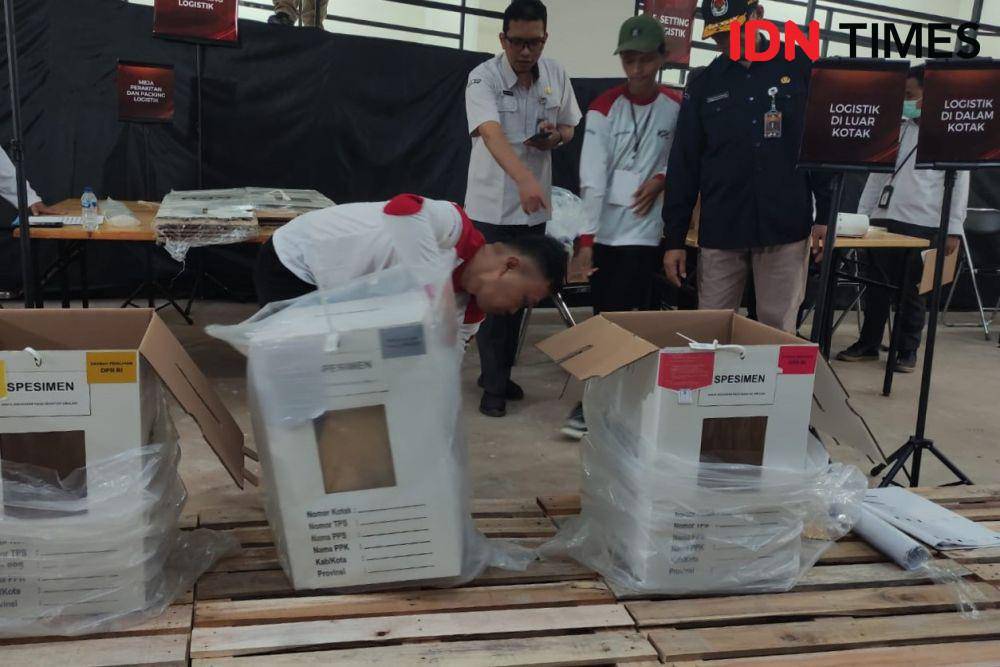 KPU RI menggelar simulasi pengiriman logistik Pemilu 2024 di Kantor KPU Kabupaten Bogor, Cibinong, Jawa Barat. (IDN Times/Yosafat Diva Bayu Wisesa)
