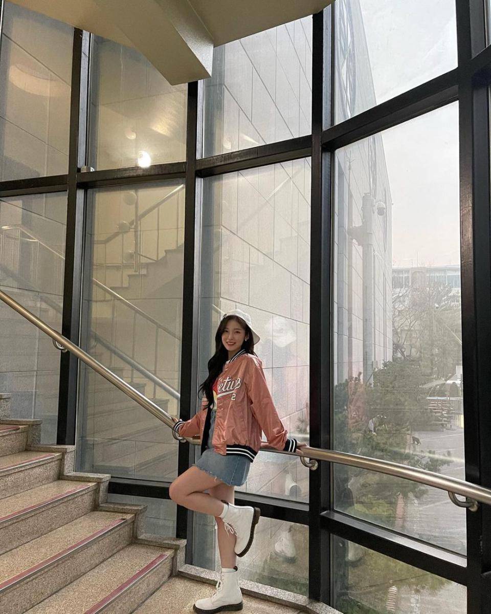 inspirasi summer outfit ala Arin Oh My Girl (instagram.com/ye._.vely618)