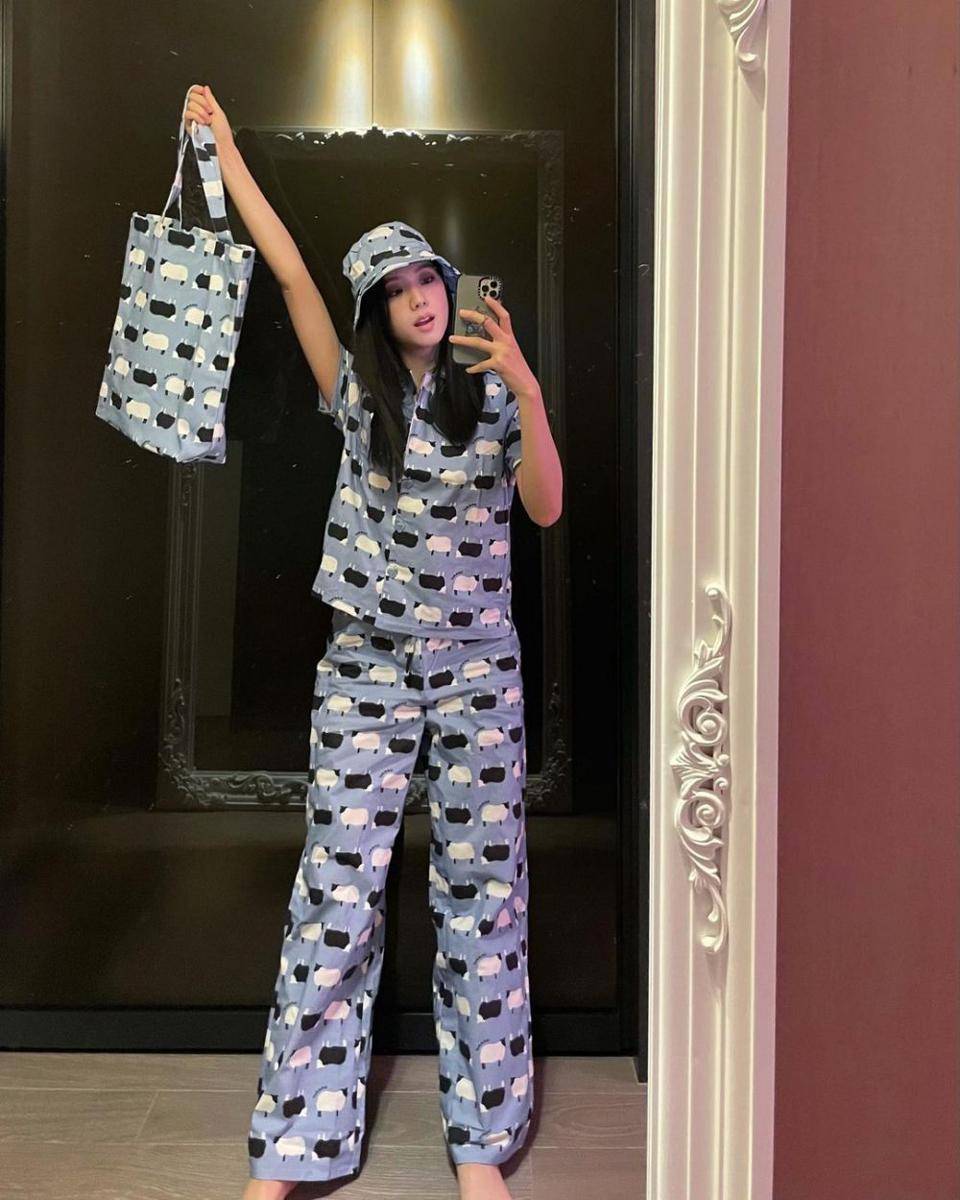 referensi OOTD dengan topi ala Jisoo BLACKPINK (instagram.com/sooyaaa__)