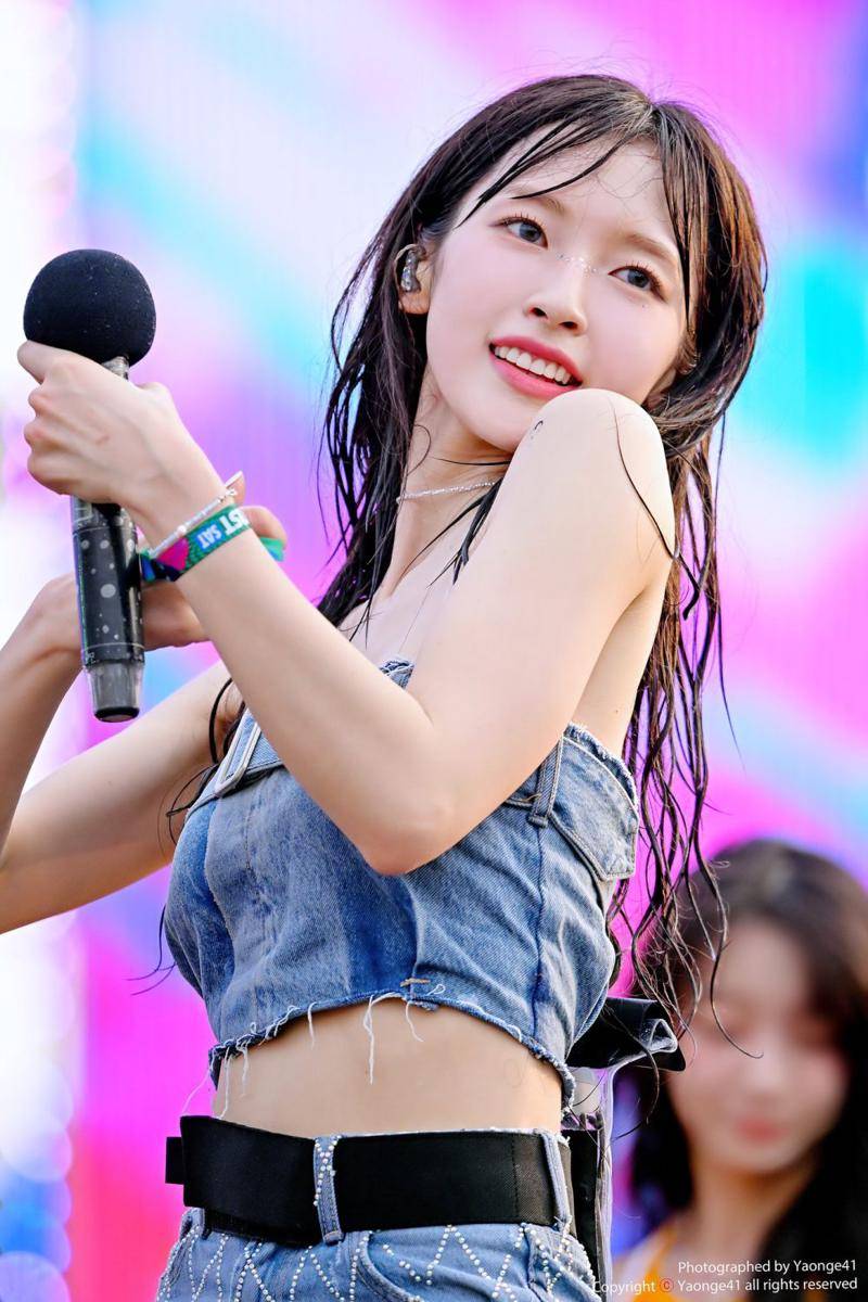 potret Arin Oh My Girl di Festival Waterbomb Seoul (twitter.com/yaongei41)