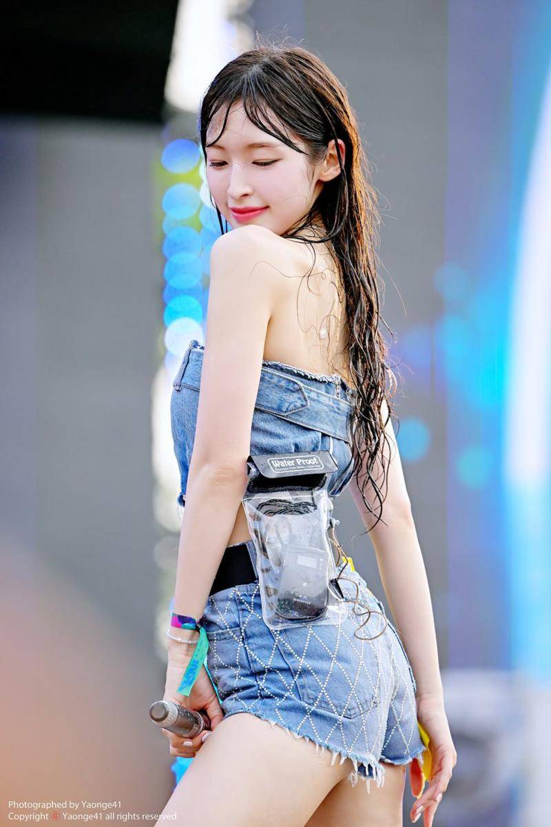 potret Arin Oh My Girl di Festival Waterbomb Seoul (twitter.com/yaongei41)