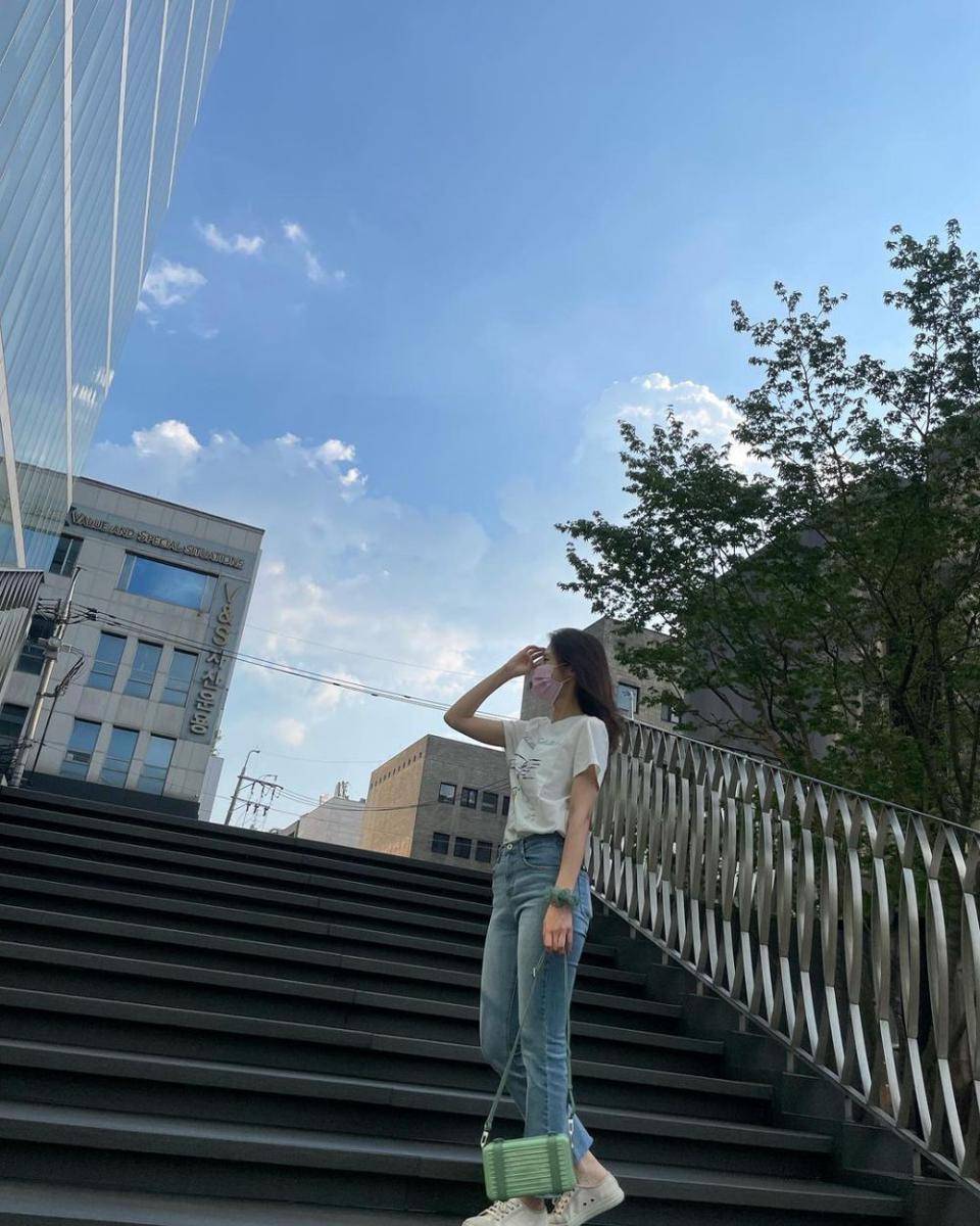 ide outfit buat hangout ala member Oh My Girl (instagram.com/ye._.vely618)